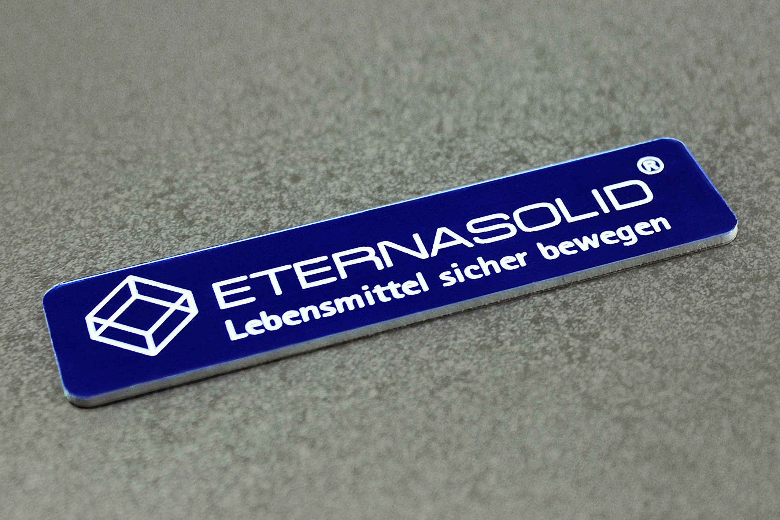 ETERNASOLID® Dresden | Typenschilder | 1,6mm Laseracryl selbstklebend
