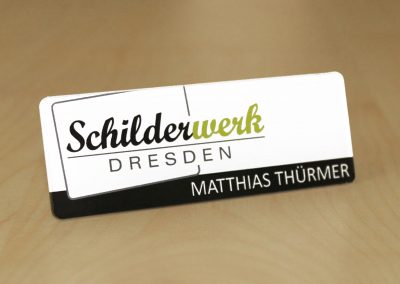 Schilderwerk Dresden | Namensschild | 2mm Acryl UV-Direktdruck + Laserung + Magnethalter